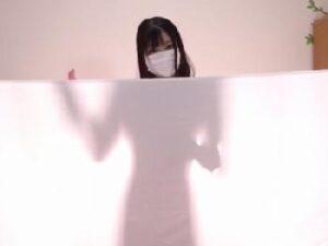 エロY〇UTUBERが調教プレイをエロ配信！美少女素人顔射3Pぶっかけのアダルト動画