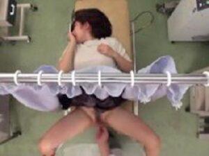 悪徳産婦人科医が診察台のカーテン越しにオマンコを触診しセクハラ診察！お姉さん素人中出しのアダルト動画