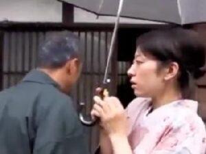 和服美熟女と縁側でやる中出しセックス！のアダルト動画