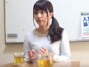 の講師やってる真面目な素人さんが体操服のコスプレで童心パコ！ハメ撮り女教師のアダルト動画