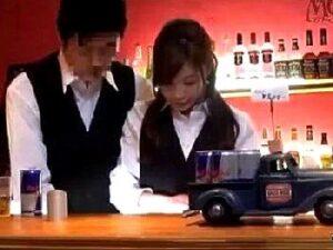 都内某所にあるBAR店長のセクハラ三昧→営業中もカウンターの下でしゃぶらせる鬼畜店長！素人コスプレ盗撮のアダルト動画