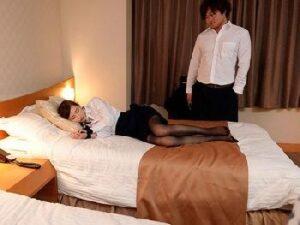 セクハラ機長に身体を操縦されちゃう美人CA！巨乳お姉さんコスプレOL天使もえのアダルト動画