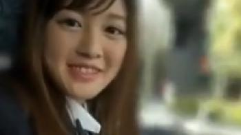 常にニコニコしている美形少女女子校生が眼鏡の中年男相手に挿入撮りする！美少女素人フェラハメ撮りのアダルト動画