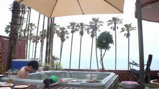 5人もの痴女集団と温水プールに入ったら見事にペニスの奪い合いに発展！お姉さん手コキのアダルト動画