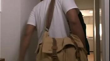 夫がすぐそばに居るのに男友人からセクロスを求められ受け入れる奥さん！素人フェラ人妻痴女ぶっかけのアダルト動画