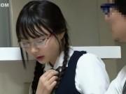 媚薬を仕込まれたのか明らかに色情している眼鏡美形少女がめす化する！美少女素人フェラ女子校生近親相姦メガネのアダルト動画