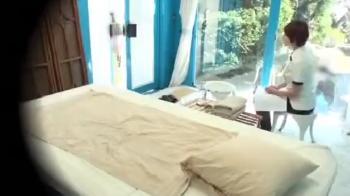 安心して女性スタッフにマッサージされるお姉さん→男性に代わって種付けされます！中出し素人レイプパイパンのエロ動画