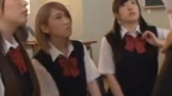 ペニスにとても関心がある美少女トリオには刺激的な精子を注入してあげましょう！中出し素人女子校生童顔乱交のエロ動画