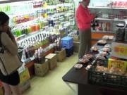 マダムがスーパーで媚薬を塗られて大声で喘いで超興奮SEXを周りに誇示する！巨乳中出しフェラ人妻3Pのエロ動画