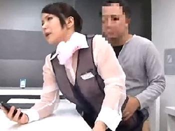 携帯ショップ店員の制服が透け透けに!!有無を言わさず勃起ペニ棒をブチ込んで突きまくる！お姉...