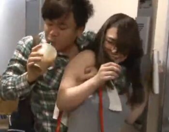 着衣のままバイブ責めされてオーガズムするビックおっぱい娘に肉棒挿入で痙攣絶頂オーガズム！巨乳お姉さん素人のアダルト動画