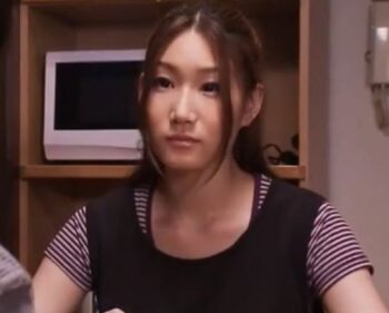 近所の男からレイプされ拒否しながらも感じちゃう若妻！巨乳人妻顔射フェラのアダルト動画