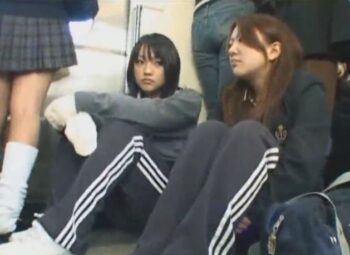 わざと満員電車に乗って逆痴漢をしかける変態美少女JK！女子校生手コキのアダルト動画