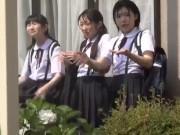 ゲリラ豪雨でびしょ濡れになりスケスケ状態になって性的暴行される童顔美少女！素人フェラレイプ乱交イラマチオのエロ動画