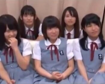 修学旅行中の田舎JKたちを捕まえて大人の世界を教えてあげる神企画！素人女子校生美少女ナンパ手コキのアダルト動画