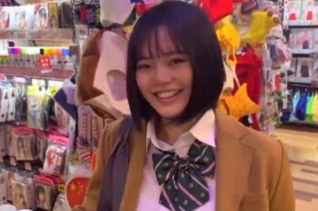 自分からスマホ撮影する美少女JKと顔射ハメ撮り！巨乳素人女子校生美少女顔射のアダルト動画