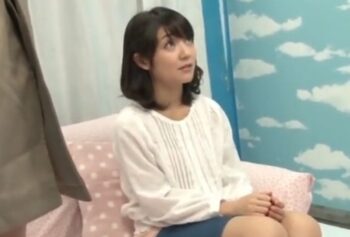 ナンパされた保育士さんは目の前に出されたペニスを粘り強く見つめて筆おろしします！お姉さん美少女中出し素人ハメ撮り童貞のアダルト動画