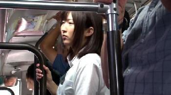 バスで痴漢された美少女女子校生は今までにない快感が体中を走りガクブル絶頂！フェラのアダルト動画