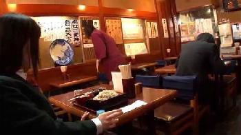 まさかの女から痴漢された巨乳お姉さんはそのままレズ行為をしちゃいます！痴女盗撮のアダルト動画