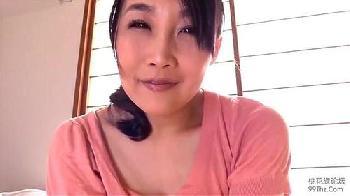 夫と性行為している最中に息子に覗かれているのに気づき後で禁断性交する巨乳母！中出し人妻のア...