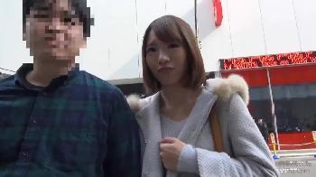 彼氏と一緒にいるのに目の前の報酬に惑わされて股を開いてしまう素人娘！巨乳フェラお姉さんナンパのアダルト動画